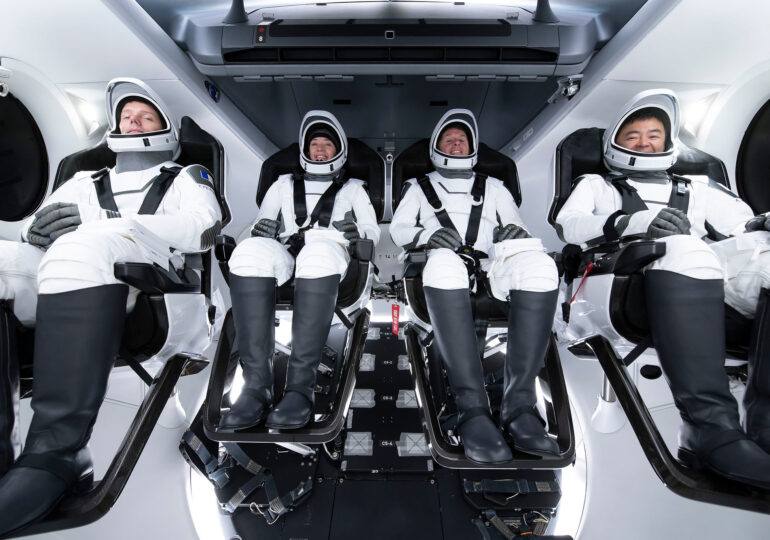 You are currently viewing Echipajul de pe Stația Spațială Internațională, SpaceX Crew Dragon, s-a întors pe Pământ, după cinci luni
