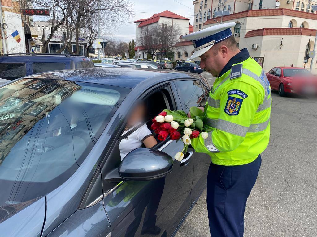 You are currently viewing Polițiștii dâmbovițeni continuă tradiția de “sancționare” a șoferițelor cu flori