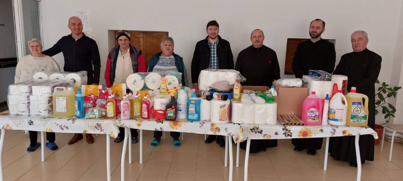 You are currently viewing DARURI OFERITE DE BISERICĂ PENTRU BĂTRÂNII ÎNGRIJIȚI ÎN CADRUL AZILULUI DE LA PUCIOASA