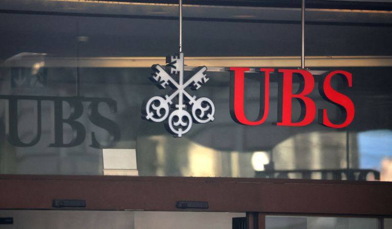 You are currently viewing UBS cumpără Credit Suisse