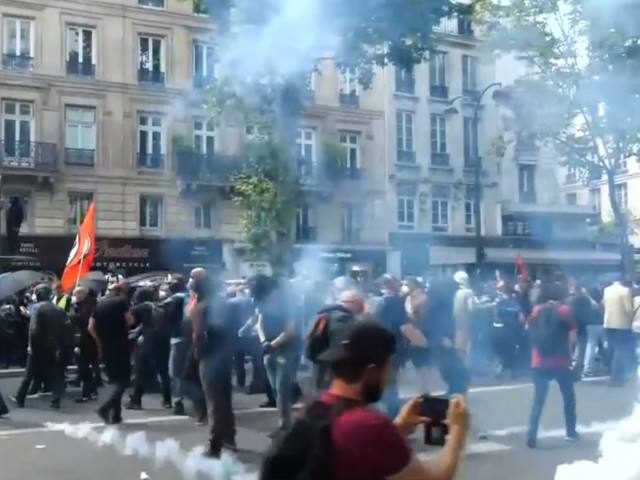 You are currently viewing Protestele violente continuă la Paris și în alte orașe ale Franței