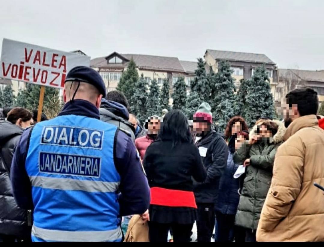 You are currently viewing Măsuri de ordine publică asigurate de jandarmii dâmbovițeni la o acțiune de protest în localitatea Valea Voievozilor