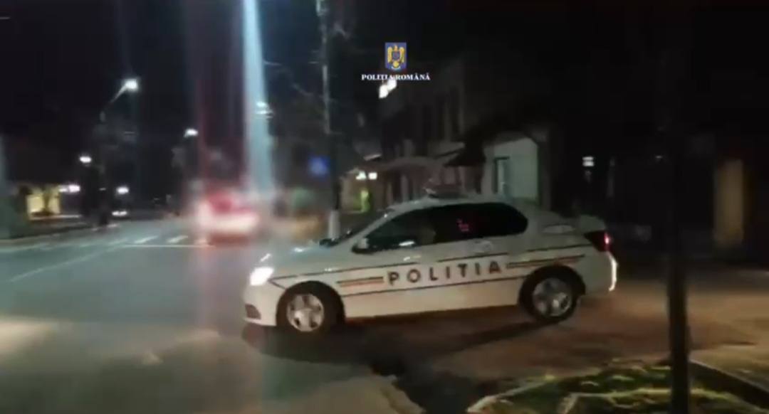 You are currently viewing Doi bărbați, prinși de polițiști, după ce au încercat să incendieze un autocamion, la Valea Mare