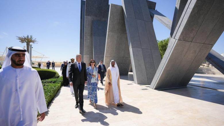 You are currently viewing Klaus Iohannis și soția sa au vizitat Monumentul Martirilor din Emirate și Marea Moschee din Abu Dhabi