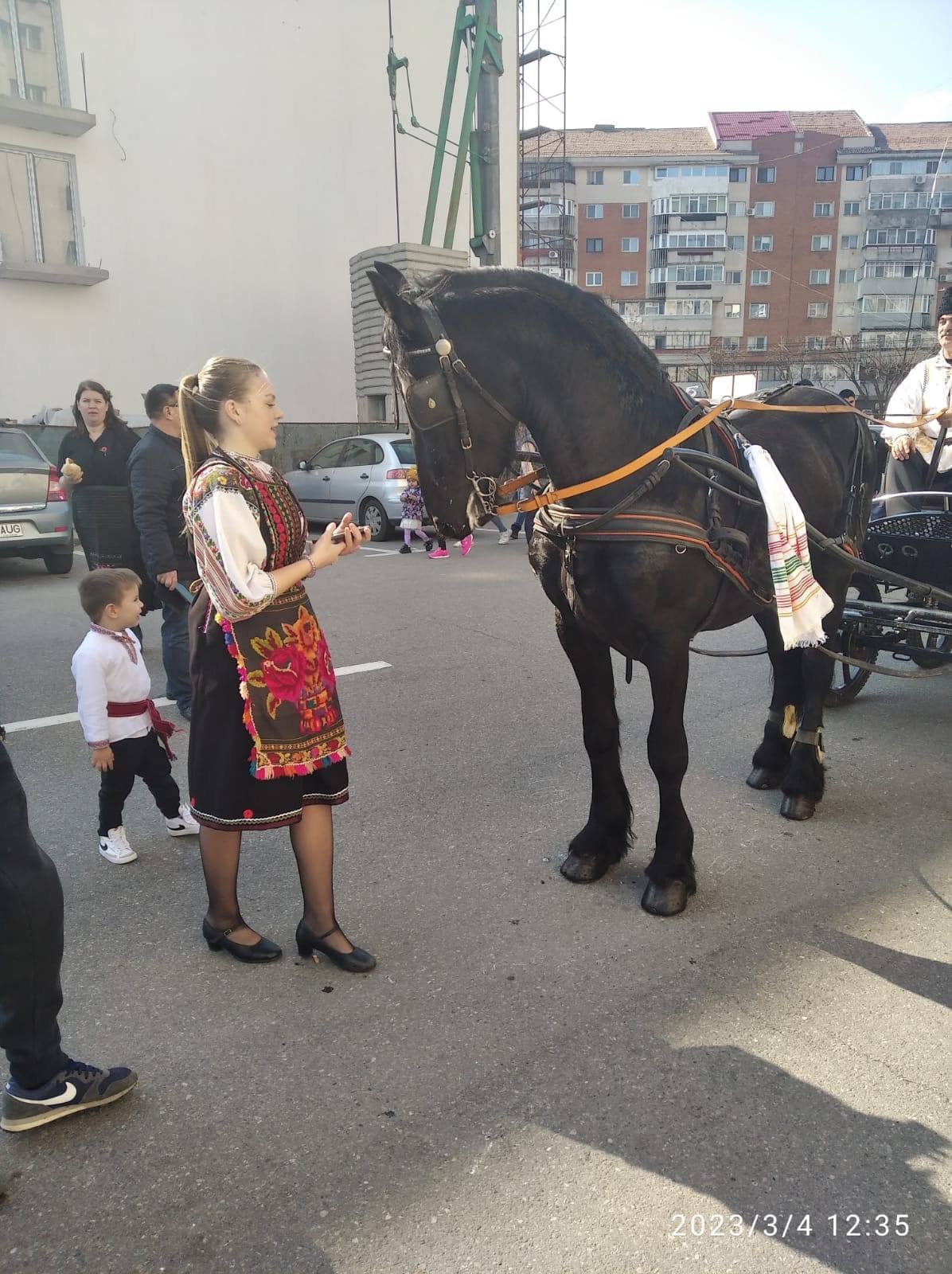 You are currently viewing Zi de sărbătoare, astăzi, în cartierul „Matei Voievod”, din Târgoviște, la Paștele Cailor