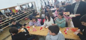 Read more about the article 30 de elevi și adulți, veniți din Spania, Anglia și Turcia, au învățat, astăzi, la Târgoviște, să confecționeze mărțișoare și au pictat icoane pe sticlă