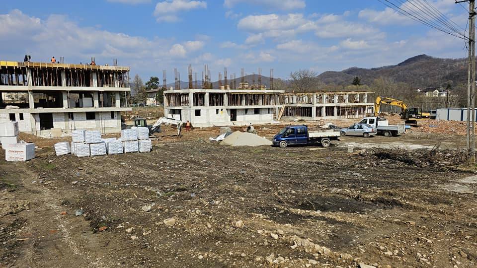 You are currently viewing La Pucioasa, se lucrează la 48 de locuințe sociale. Fața orașului continuă să se schimbe