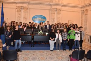 Read more about the article În „Săptămâna altfel”, elevi de la școala târgovișteană „Mihai Viteazul” au vizitat Palatul Parlamentului