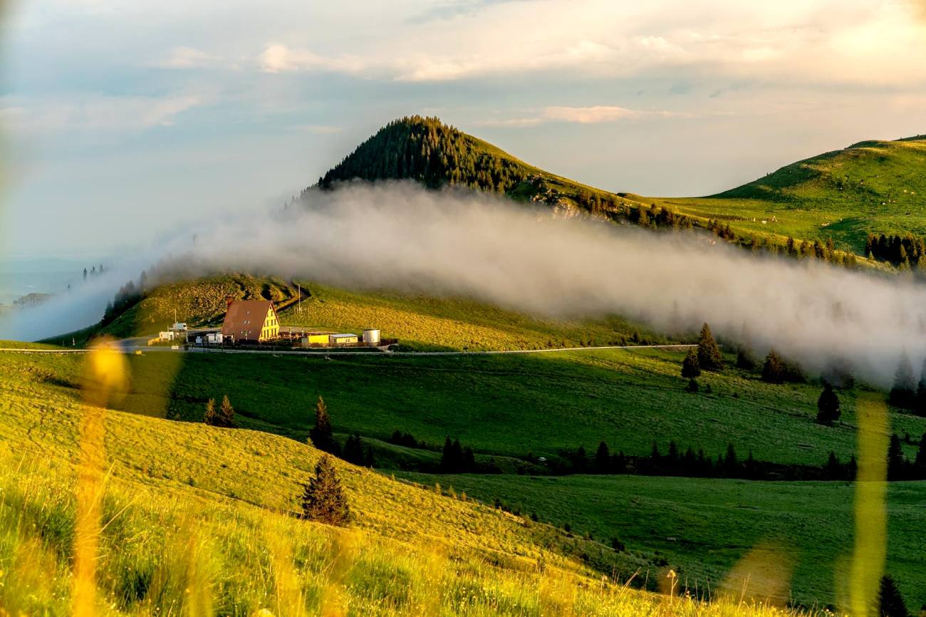You are currently viewing Cabana Dichiu tentează turiștii cu oferta de petrecere a Sărbătorilor Pascale, în inima Bucegilor