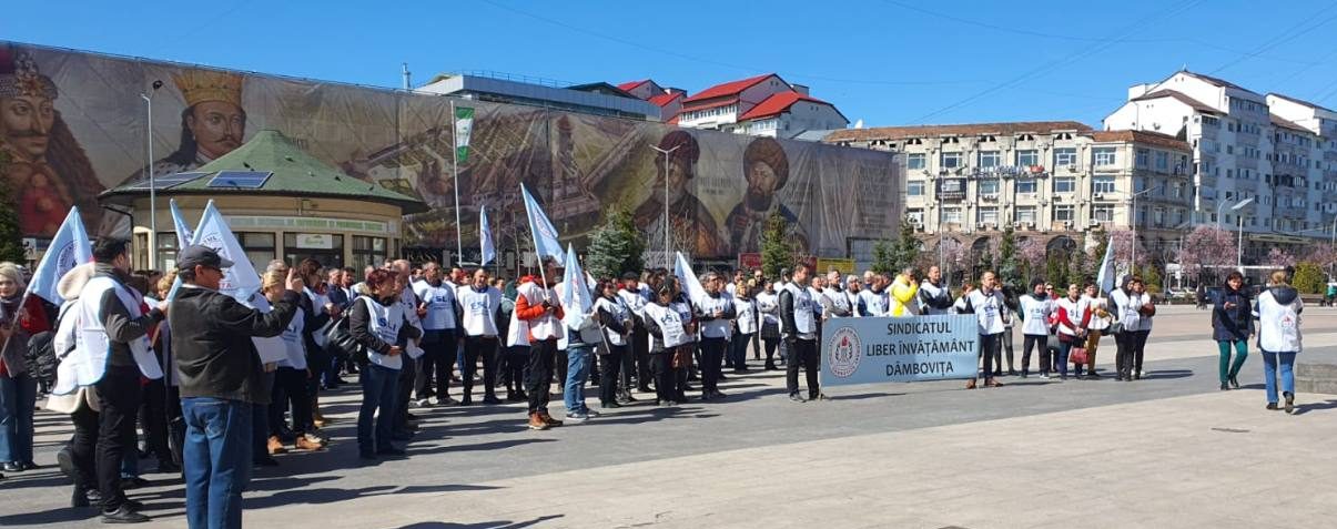 You are currently viewing Sindicaliștii din învățământ au protestat, astăzi, în fața Prefecturii Dâmbovița