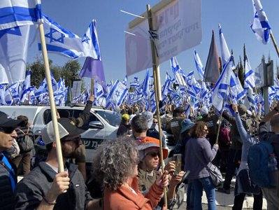 You are currently viewing Zeci de mii de oameni au protestat, din nou, în stradă, împotriva guvernului condus de Beniamin Netanyahu