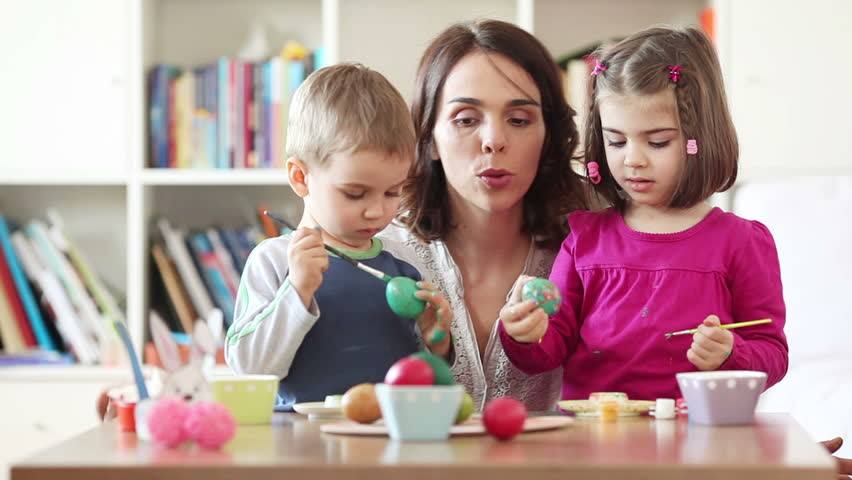 You are currently viewing Părinți și copii, invitați mâine, la Centrul European Pucioasa, la un atelier creativ despre încondeierea ouălor