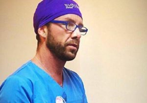 Read more about the article Falsul chirurg italian Matteo Politi, condamnat definitiv la 3 ani și 10 luni de închisoare cu executare, este de negăsit