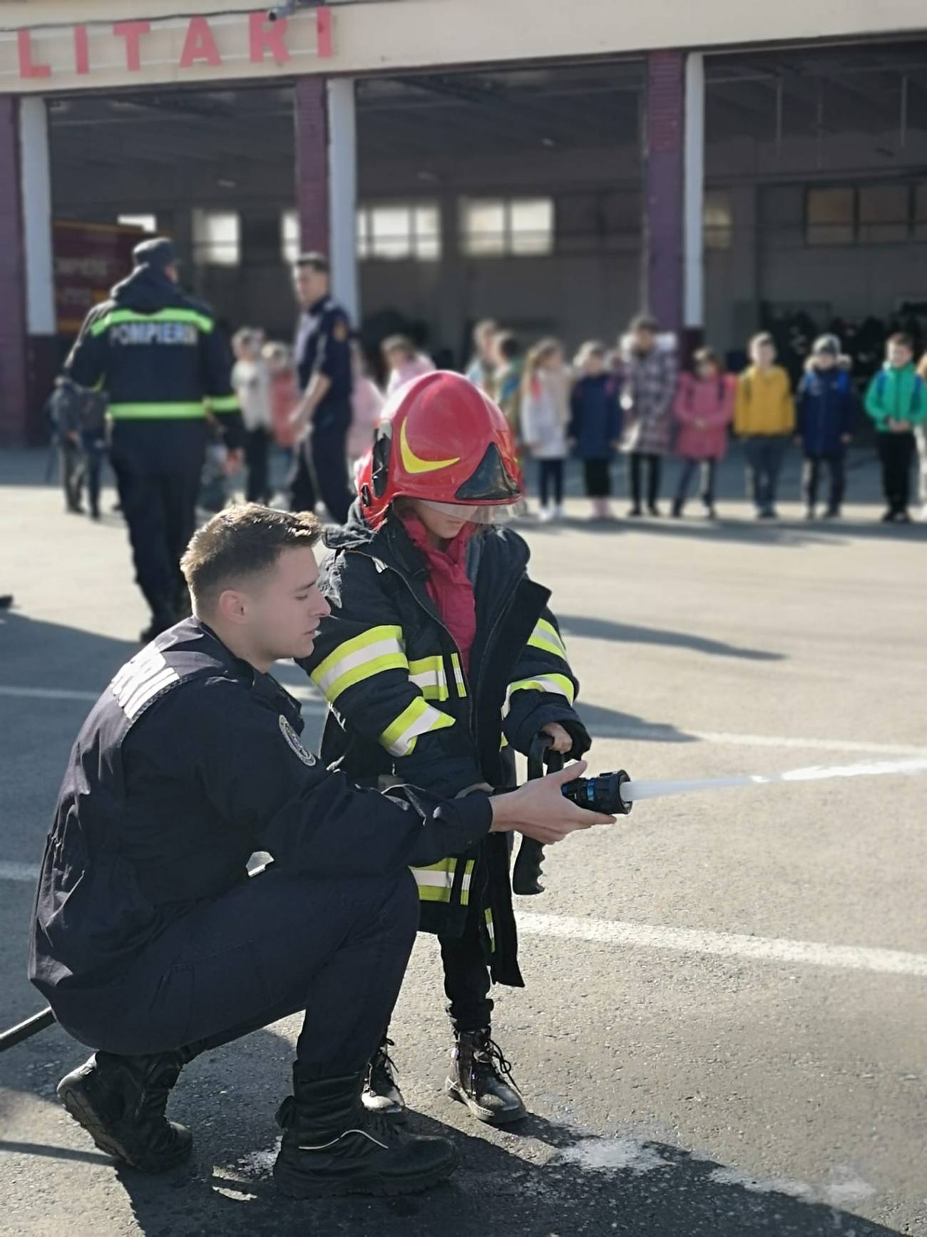 You are currently viewing Elevi din clasa pregătitoare au vizitat, astăzi, ISU Dâmbovița. Micuții au promis că într-o zi se vor întoarce ca pompieri
