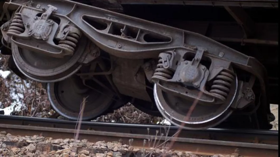 You are currently viewing Vagonul unui tren care transporta tehnică militară a deraiat în judeţul Braşov