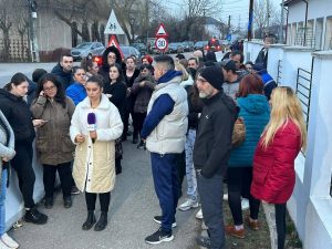 Read more about the article Mutarea copilului agresiv la Școla Valea Voievozilor, contestată de Școala din Răzvad. Deja părinții nu și-au mai trimis, astăzi copiii din clasa a III-a la școală
