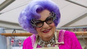 Read more about the article A murit actorul Barry Humphries, cunoscut pentru personajul Dame Edna