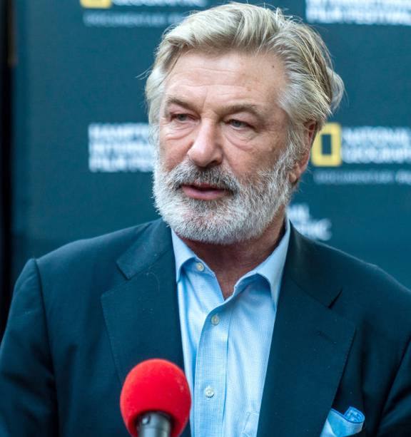 You are currently viewing Procurorii au renunțat la acuzațiile împotriva lui Alec Baldwin în cazul împușcării directoarei de imagine Halyna Hutchins