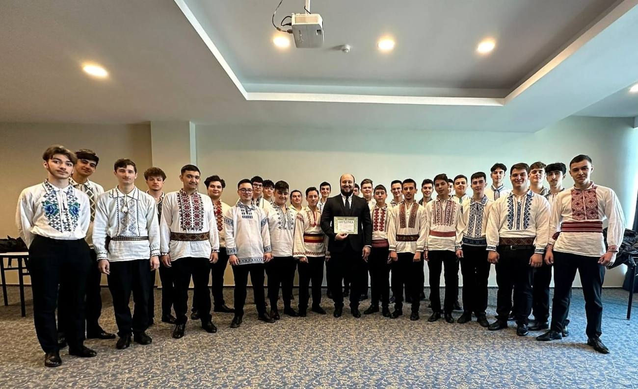 You are currently viewing CORUL SEMINARULUI TEOLOGIC DIN TÂRGOVIȘTE A OBȚINUT PREMIUL I LA OLIMPIADA NAȚIONALĂ CORALĂ DE LA TULCEA– 2023