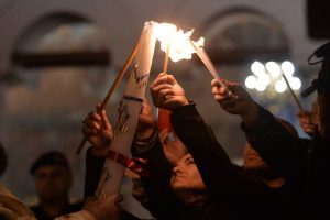 Read more about the article LA CATEDRALA DIN TÂRGOVIŞTE VA FI ADUSĂ ȘI ANUL ACESTA LUMINA SFÂNTĂ DE LA IERUSALIM