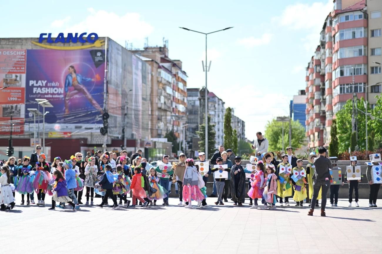 You are currently viewing La Târgoviște a avut loc „Parada Costumelor ECO”, organizată de Școala Gimnazială „I. Al. Brătescu-Voinești”