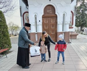 Read more about the article DARURI DE PESTE 7.000 LEI OFERITE DE PAROHIA IONEȘTI ELEVILOR ȘI BĂTRÂNILOR