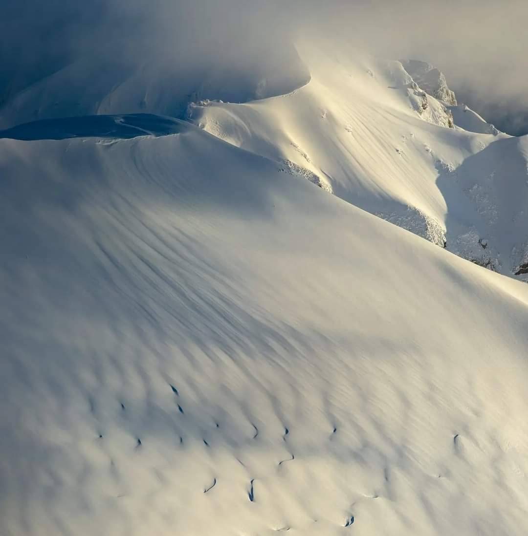 You are currently viewing Se menține riscul însemnat de avalanșe în Munții Bucegi. Avertizare ANM pentru zona înaltă