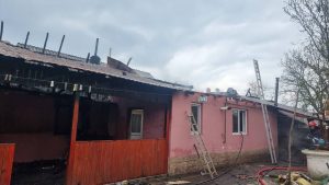 Read more about the article O familie din Nucet a cărei casă a ars, astăzi, are nevoie de ajutor