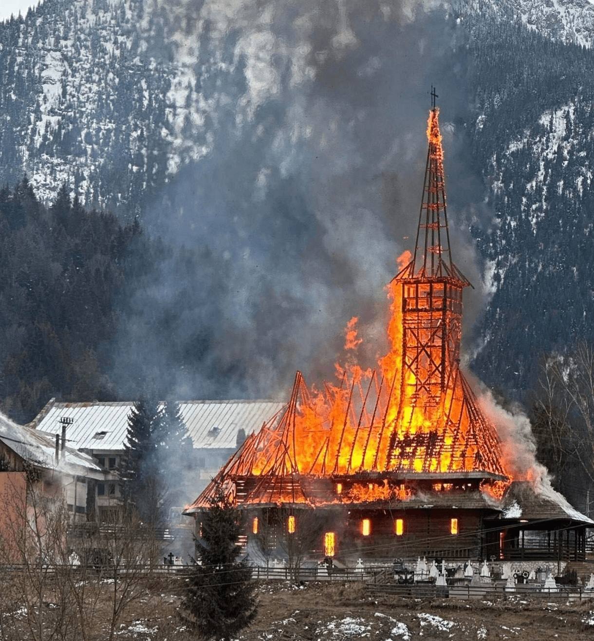 You are currently viewing Biserica de lemn din Borşa a ars în totalitate chiar în ziua de Florii