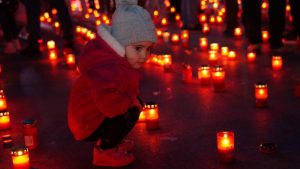 Read more about the article Mii de oameni au fost uniți, în această seară, la Târgoviște, de lumina a 2024 de lumânări aprinse pe Calea Luminii