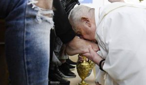 Read more about the article La Roma, în Joia Mare, Papa Francisc a spălat picioarele a 12 tineri deţinuţi, între care un român