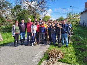 Read more about the article Elevii din Petrești, au plantat copaci, în „Săptămâna verde”