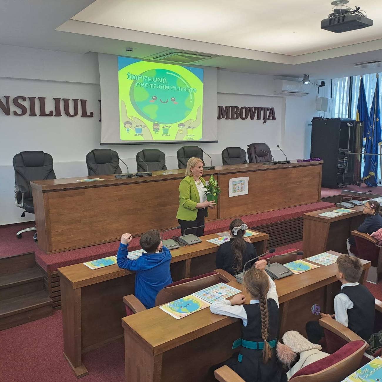 You are currently viewing Elevi ai Școlii Gimnaziale Coresi din Târgoviște au primit o lecție de ecologie de la prefectul județului Dâmbovița