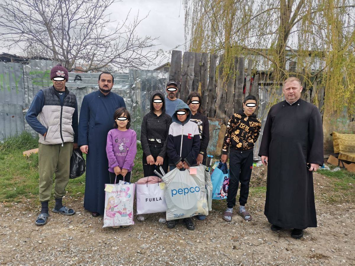 You are currently viewing ASOCIAȚIA CENTRUL DIACONAL CASA CREȘTINĂ A FINALIZAT PROIECTUL „ÎMBRACĂ UN COPIL CU HAINE NOI DE SFINTELE PAȘTI”