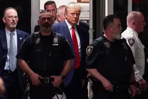Read more about the article Donald Trump s-a predat autorităților din New York. El a pledat nevinovat