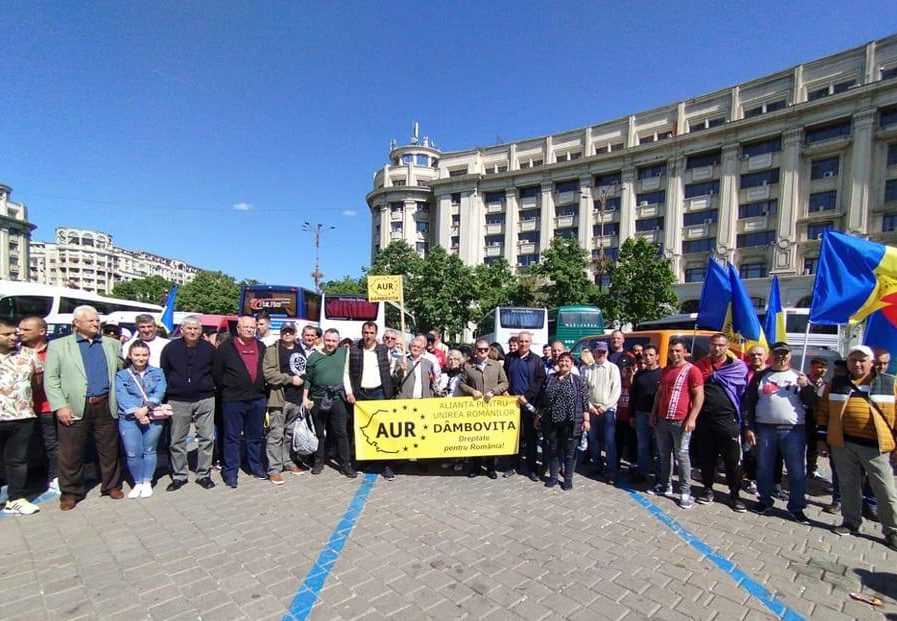 You are currently viewing Reprezentanți și simpatizanți ai AUR Dâmbovița, prezenți, la protestul din București