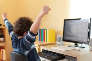 Read more about the article Guvernul acordă 200 de euro pentru elevii și studenții care vor să își cumpere calculatoare, în 2023