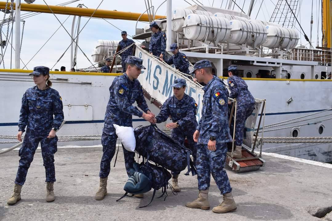 You are currently viewing Viitorii maiștri militari, stagiu de instruire ambarcată la bordul navei-școală „Mircea”