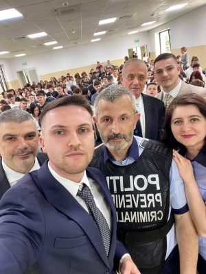 Read more about the article Prezență numeroasă la Caravana „Citește și Dăruiește”, la Colegiul Nicolae Titulescu din Pucioasa