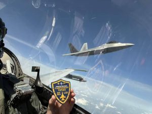 Read more about the article Antrenamente în comun cu F-22 Raptor pe cerul României și al Țărilor Baltice