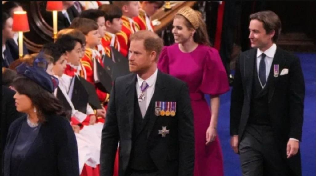 You are currently viewing Prinţul Harry, duce de Sussex, a stat în rândul al treilea la ceremonia de încoronare a regelui Charles al III-lea