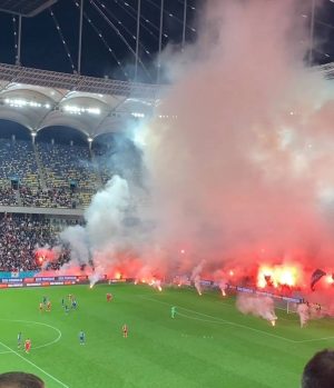 Read more about the article Incidente majore la meciul Dinamo – Steaua. Suporterii au aruncat torțe aprinse pe gazon
