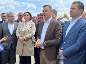 Read more about the article Sorin Grindeanu, în județul Dâmbovița: sper să se găsească o soluţie pentru greva profesorilor, astfel încât rotativa să aibă loc în această lună