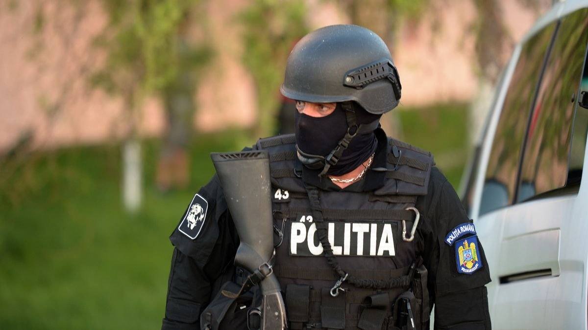 You are currently viewing Atacatorii cu macete, care i-au tăiat mâinile unui bărbat din Brăila, arestați pentru 30 de zile