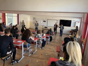 Read more about the article Caravana UVT a pornit prin județ, pentru a se întâlni cu liceenii, potențiali viitori studenți