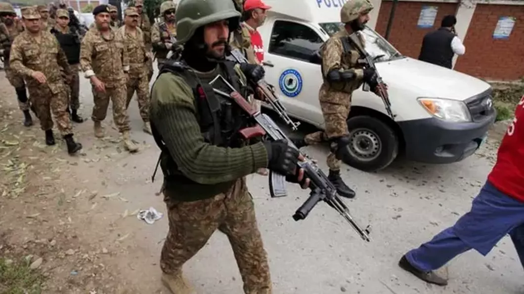 You are currently viewing Doi atacatori înarmaţi au ucis cinci profesori şi doi muncitori într-o şcoală din Pakistan
