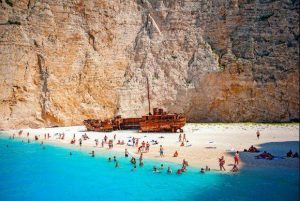 Read more about the article Celebra plajă din Zakynthos, Navagio, va rămâne închisă pentru sezonul de vară