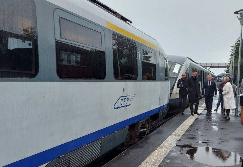 You are currently viewing Trenul prezidențial a fost repus, astăzi, în circulație. Printre călători se află și secretarul de stat în Ministerul Transporturilor, Ionuț Săvoiu