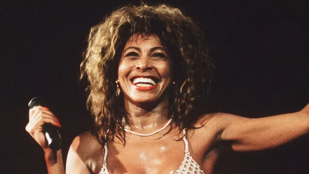 You are currently viewing A murit cântăreața Tina Turner