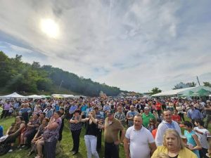 Read more about the article Participare numeroasă, ieri, la Ziua Comunei Lucieni